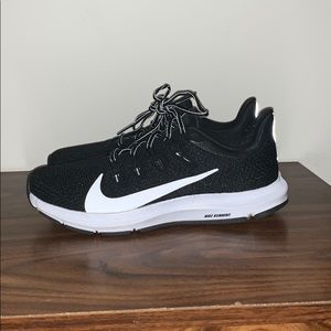 Gently used! Black Nike Quest sneakers size 7